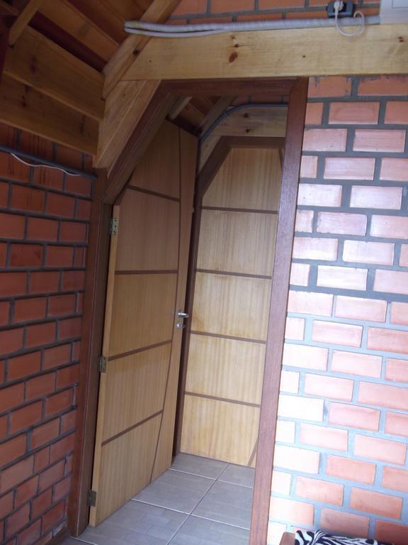 Pequena Pousada Pernottare Estacionamento Frente E Lado Publico Privado Gramado Habitación foto